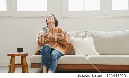 操作手機的女人 133455913