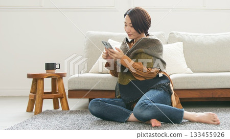 操作手機的女人 133455926