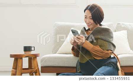 操作手機的女人 133455931