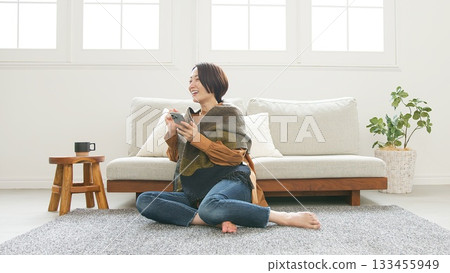 操作手機的女人 133455949