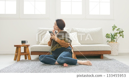 操作手機的女人 133455953