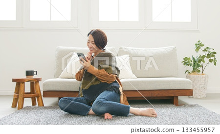 操作手機的女人 133455957