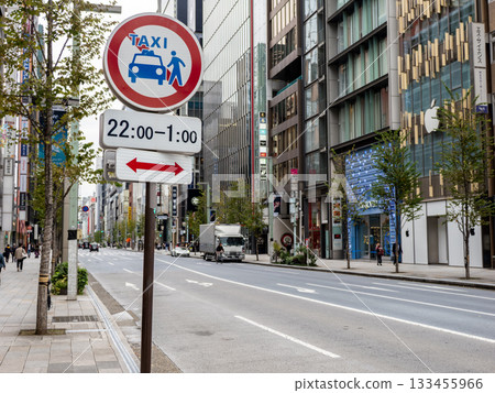 A sign indicating that taxis are not allowed in Ginza 133455966