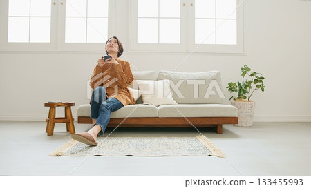 操作手機的女人 133455993