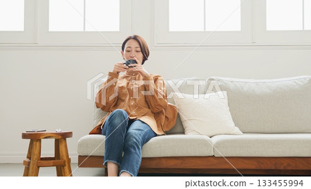 操作手機的女人 133455994