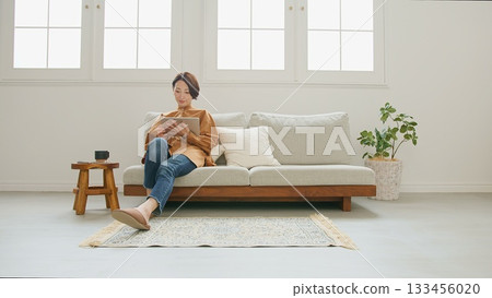 操作平板電腦的女人 133456020