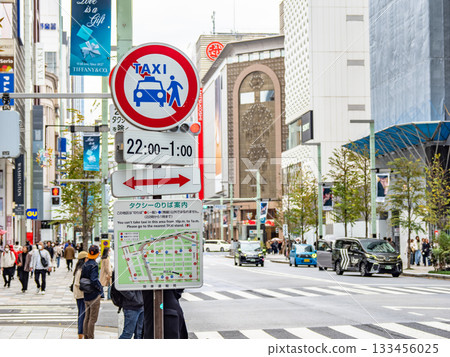 銀座禁行區域的標誌牌和標示出租車停靠站的地圖 133456025