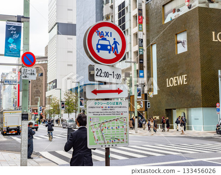 銀座禁行區域的標誌牌和標示出租車停靠站的地圖 133456026