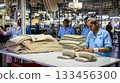 在亞洲工廠工作的女性 133456300