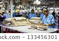 在亞洲工廠工作的女性 133456301
