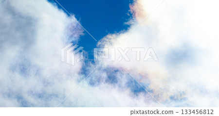 在陽光燦爛的日子裡，雲層間出現了彩虹雲。 133456812