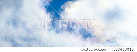 在陽光燦爛的日子裡，雲層間出現了彩虹雲。 133456813