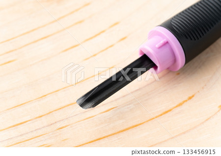 Close-up of the cutting edge of a small round chisel (small round chisel) on a wooden board Close-up of the cutting edge of a small round chisel (small round chisel) on a wooden board 133456915