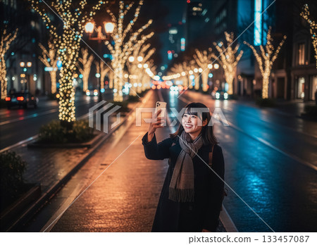 女子看著智慧型手機，燈光，戶外 133457087