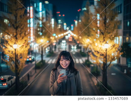 女子看著智慧型手機，燈光，戶外 133457089