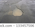 瀝青路面上的洞 01 133457506