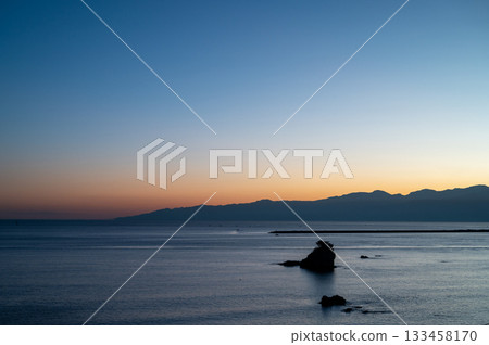 天晴海灘日出前的藍色時刻 天晴海灘日出前的藍色時刻 133458170