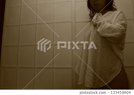 身穿白色長衫的女子 133458604