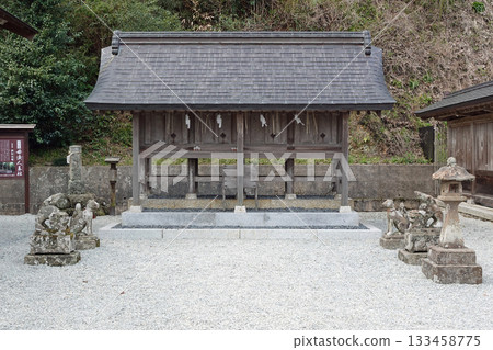 位於出雲二宮市佐田大社正殿旁，供奉四位神的北側副神社。 133458775