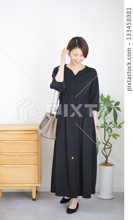 Women's autumn/winter fashion coordination (vertical) Women's autumn/winter fashion coordination (vertical) 133458981