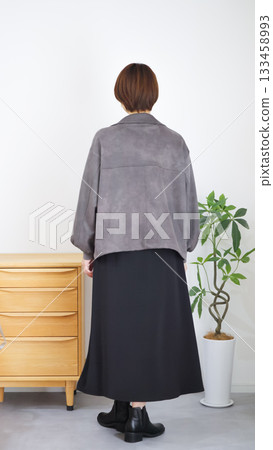 Women's autumn/winter fashion coordination (vertical) 133458993