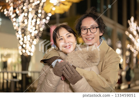 插圖和年輕男女 133459051