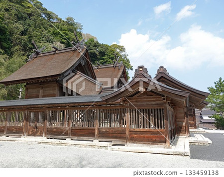 佐田大社的主殿被列為主要文化財產,是出雲國第二大神社。 佐田大社的主殿被列為主要文化財產,是出雲國第二大神社。 133459138