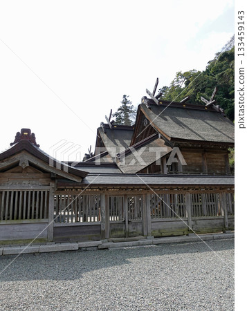 The main hall of Sada Taisha Shrine is registered as a major cultural property and is the second shrine in Izumo Province. 133459143