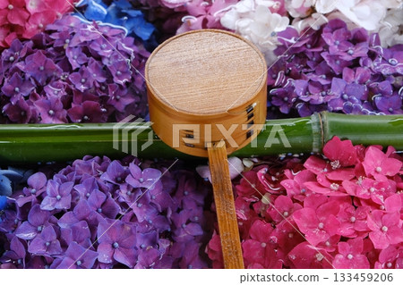 淨水池邊的湯匙和繡球花圖片素材 133459206
