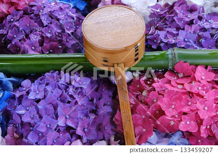 淨水池邊的湯匙和繡球花圖片素材 133459207