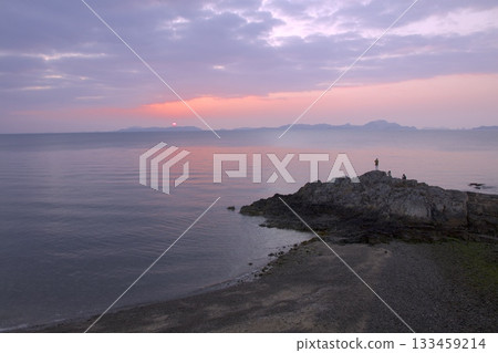在赤穗岬，我看到了今年的第一道陽光，遠處是伊江島群島。 133459214