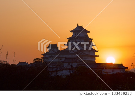 姬路城與日出 / 從京福寺公園的觀景台上眺望 / 國寶 / 世界文化遺產 133459233