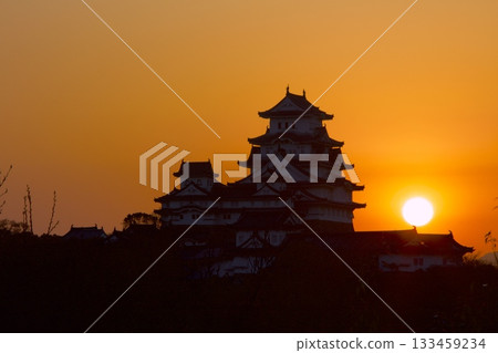 Himeji Castle and the rising sun / From the observation deck at Keifukuji Park / National Treasure / World Cultural Heritage Site Himeji Castle and the rising sun / From the observation deck at Keifukuji Park / National Treasure / World Cultural Heritage Site 133459234
