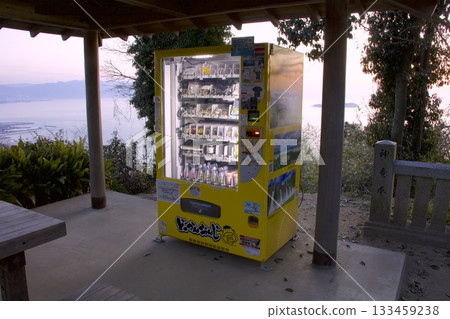高屋神社休息區的紀念品自動販賣機,被稱為「天空鳥居」。 高屋神社休息區的紀念品自動販賣機,被稱為「天空鳥居」。 133459238