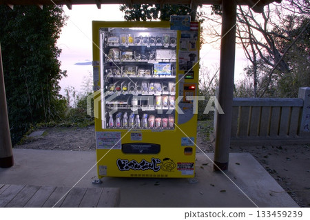 高屋神社休息區的紀念品自動販賣機,被稱為「天空鳥居」。 高屋神社休息區的紀念品自動販賣機,被稱為「天空鳥居」。 133459239