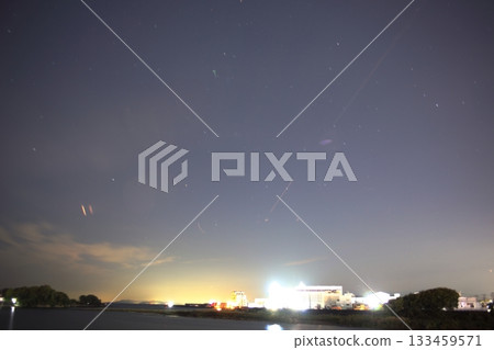 從卡諾河看到的繁星點點的夜空和萊蒙彗星 133459571