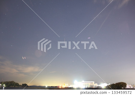 從卡諾河看到的繁星點點的夜空和萊蒙彗星 133459572