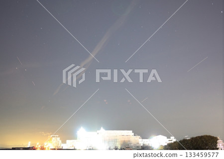 從卡諾河看到的繁星點點的夜空和萊蒙彗星 133459577