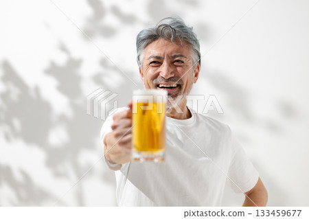 男性喝啤酒 男性喝啤酒 133459677
