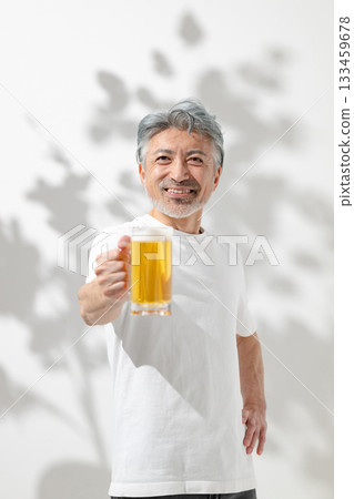 男性喝啤酒 男性喝啤酒 133459678