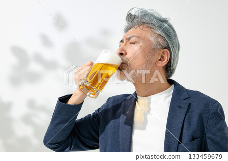 男性喝啤酒 133459679