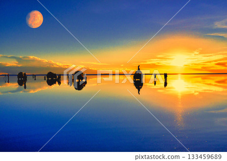 雨季烏尤尼鹽沼美麗的日落景色 雨季烏尤尼鹽沼美麗的日落景色 133459689