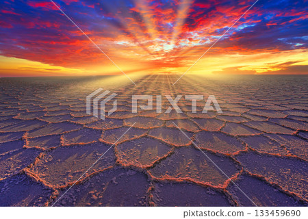 旱季烏尤尼鹽沼美麗的日落景色 133459690