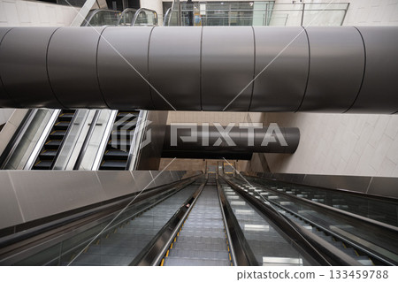 新加坡地鐵站內的自動扶梯 133459788