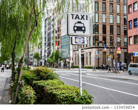 銀座禁行區內的指定計程車停靠站標誌(優質計程車停靠站 2 號)。 銀座禁行區內的指定計程車停靠站標誌(優質計程車停靠站 2 號)。 133459854
