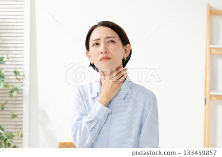 感到喉嚨不適的女性 133459857