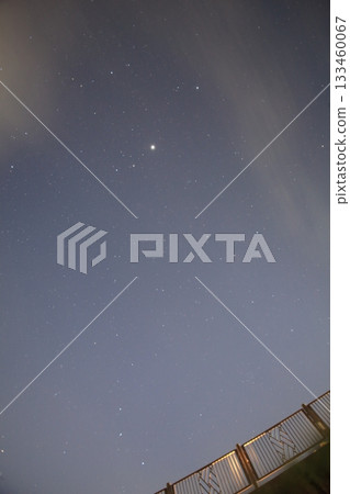 從卡諾河岸邊望去，繁星點點的夜空下，一顆獅子座流星雨的流星劃過，旁邊就是木星。 133460067