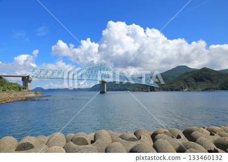 美麗的鈷藍色生月橋 133460132