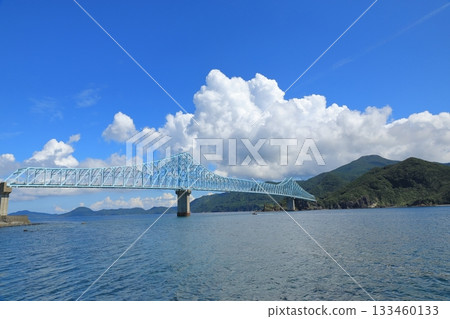 鈷藍色的生月橋與藍天碧海融為一體。 133460133