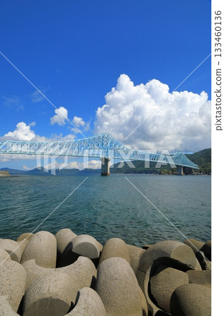The view of Hirado Ikitsuki Bridge, with cumulonimbus clouds floating in the blue sky 133460136